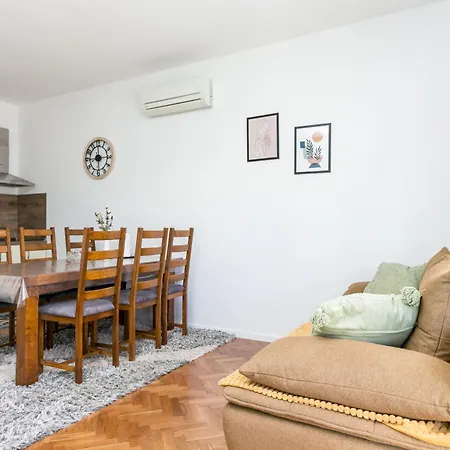 Apartman With Parking Space - 24167 Trogir